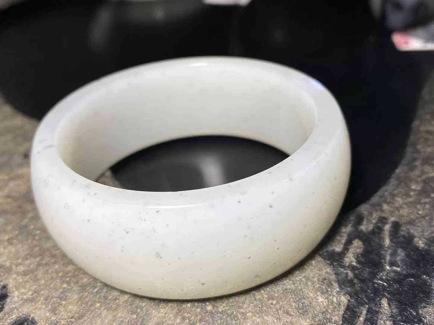 籽料手鐲怎么辨別是真是假(籽料鐲子怎么鑒定)