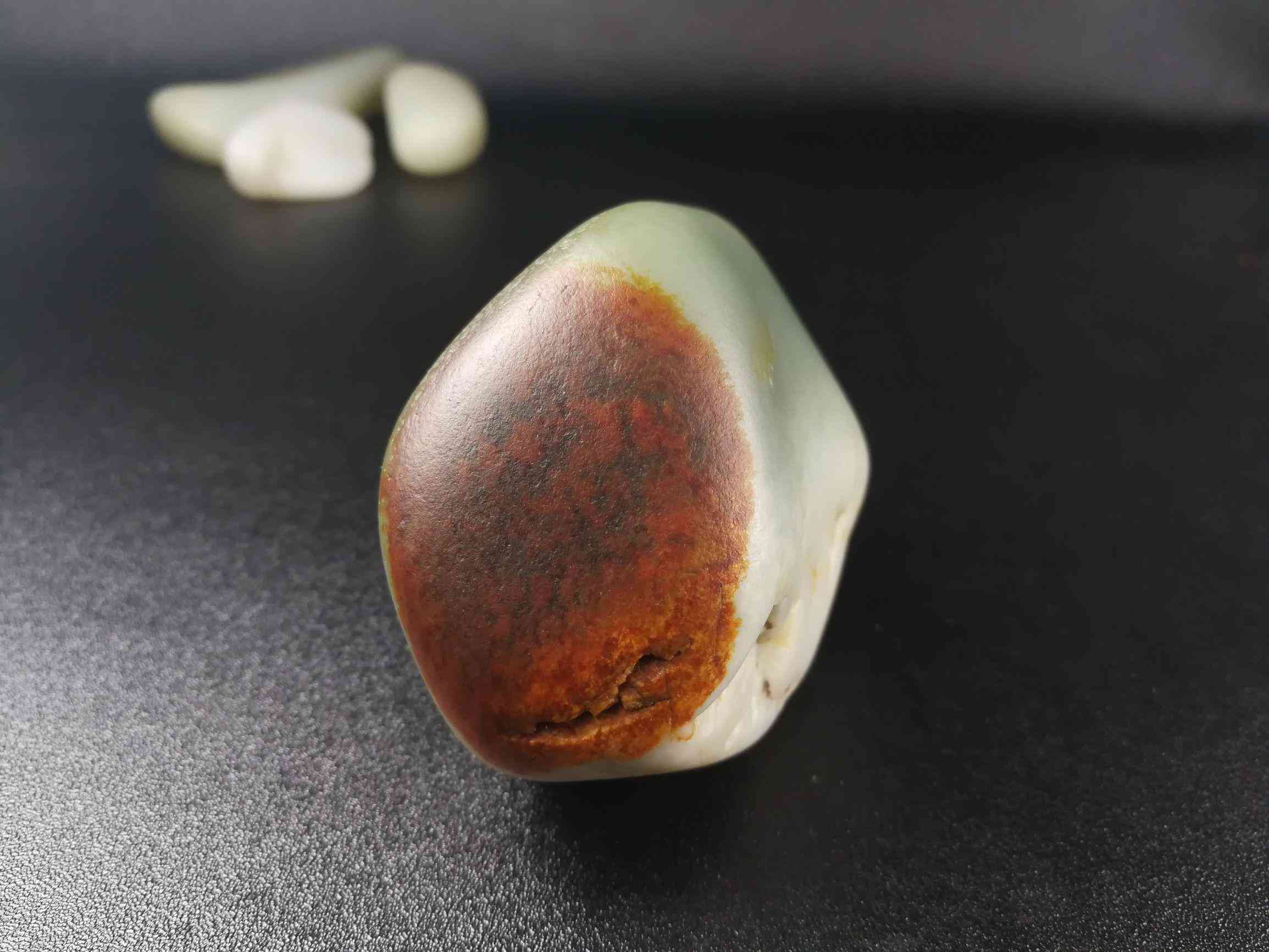 和田玉籽料介紹(和田玉籽料的價(jià)值和特點(diǎn))