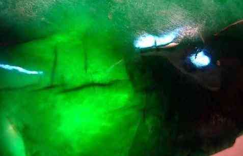 翡翠原石切開全是裂有用嗎(翡翠原石切開后的表現)