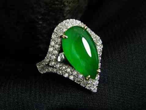 男生訂婚戒指戴哪個手指(男生的訂婚戒指戴哪只手)