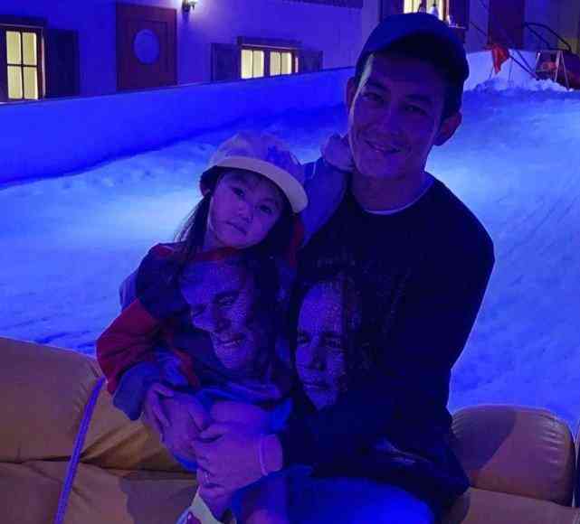 女生戒指的戴法和意義左右手(女生戒指的戴法有什么講究)