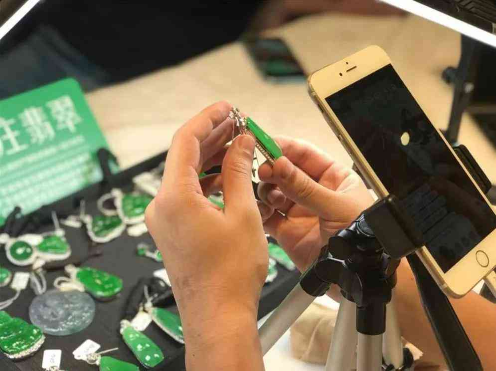 中國翡翠產(chǎn)地是哪里(中國翡翠之鄉(xiāng)是哪里)