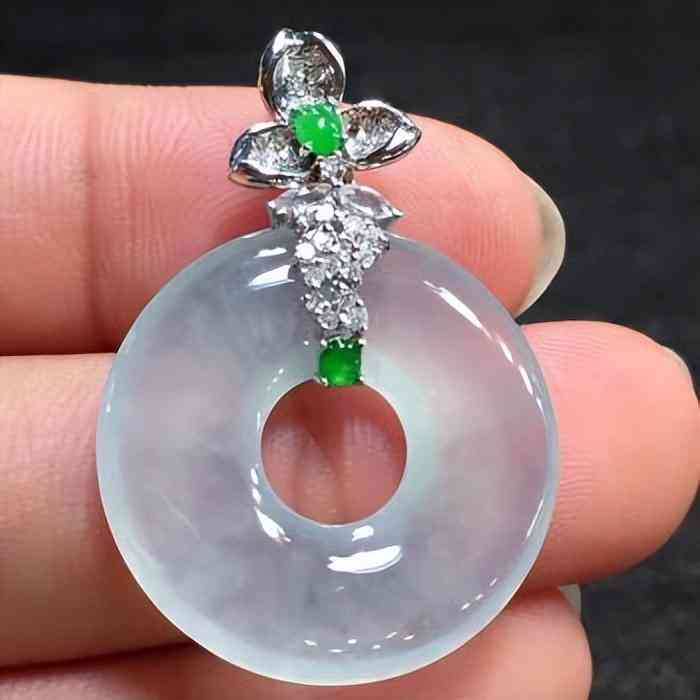 冰種翡翠吊墜價格(冰種翡翠吊墜價格多少)