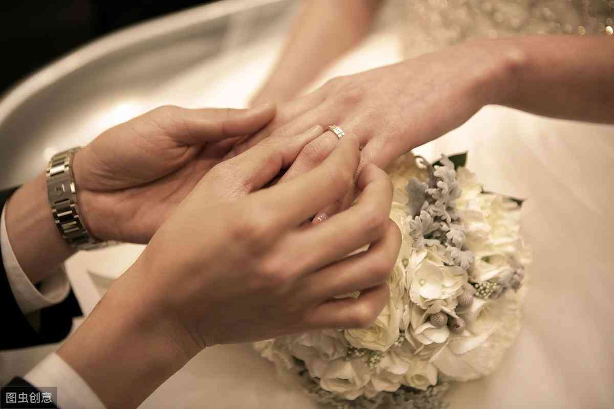 結(jié)婚鉆戒戴哪個手(結(jié)婚鉆戒戴哪個手指 男性)