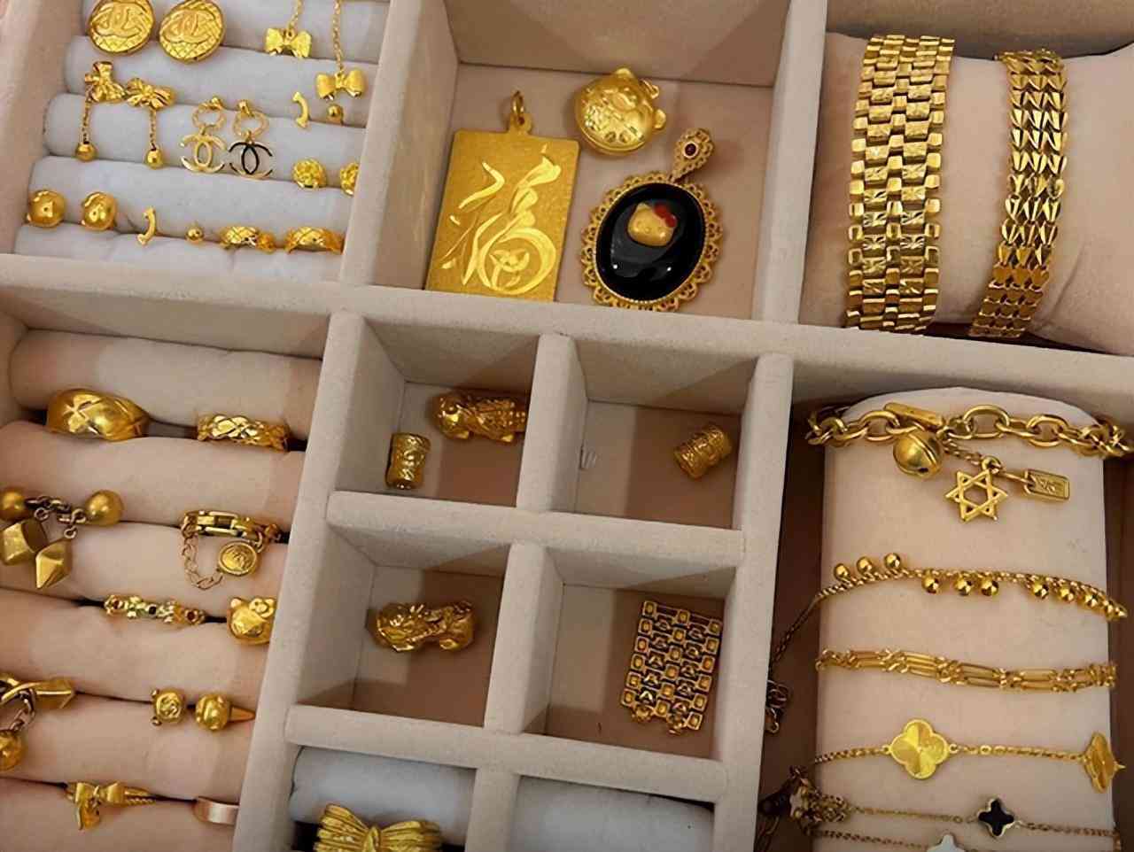 求婚戒指和結(jié)婚戒指的區(qū)別(求婚戒指跟結(jié)婚戒指區(qū)別)