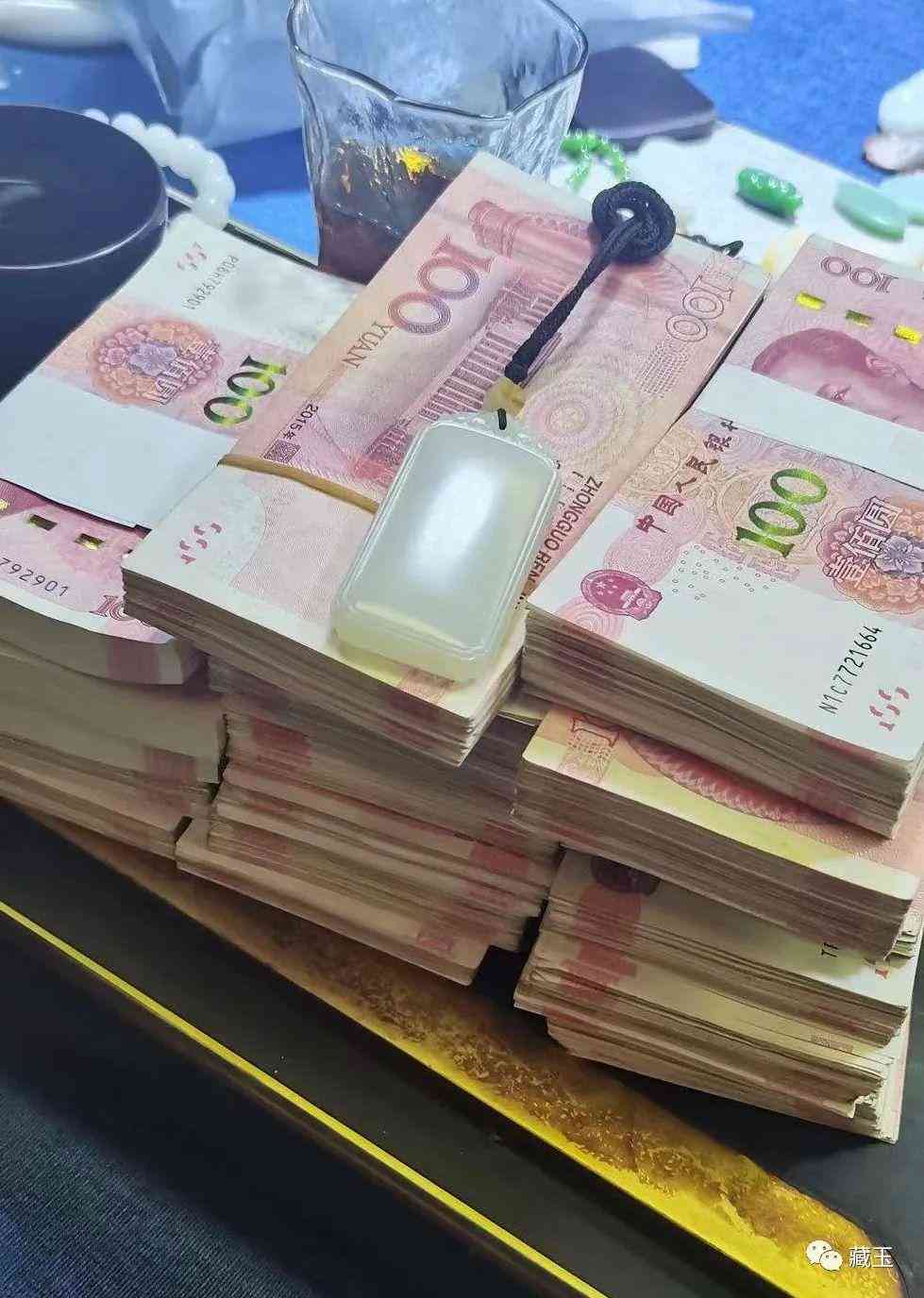 青花玉手鐲大概多少錢(青花玉鐲子適合多大年齡)