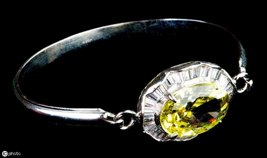 情侶戒指男女分別怎么戴(情侶戒指男女的戴法和意義何在)