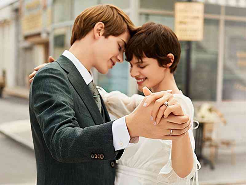 女生婚戒戴哪只手哪個(gè)手指(女人結(jié)婚戒指戴哪只手)