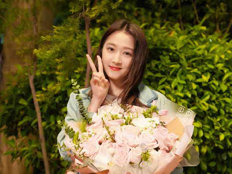 女生中指戴戒指什么意思(女生中指戴戒指什么意思圖片)