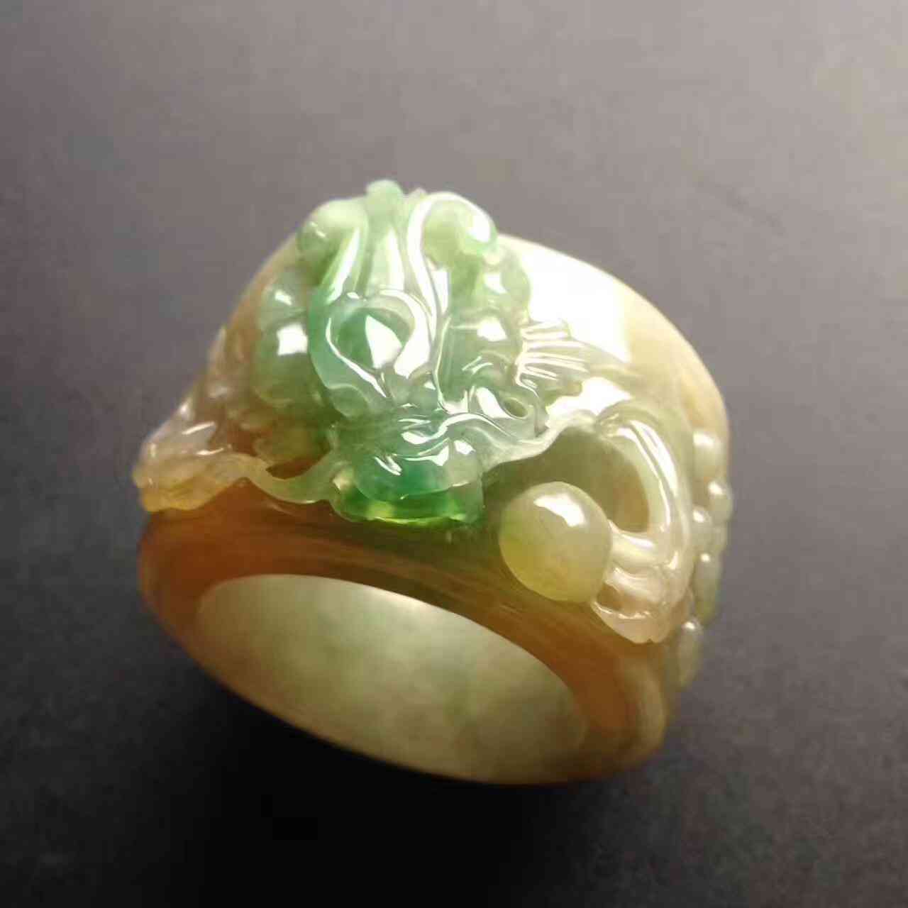 如何鑒定翡翠手鐲真假(鑒定翡翠手鐲真假的簡單方法)