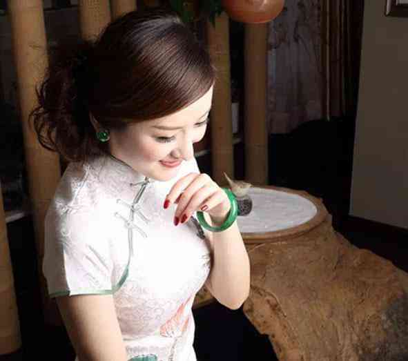 平安扣是玉的好還是翡翠好(翡翠的平安扣一般多少錢)