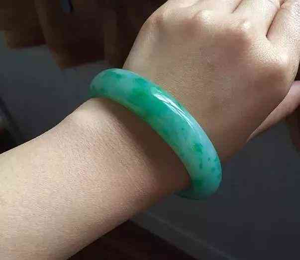 100元翡翠手鐲(百元翡翠手鐲都是啥樣)