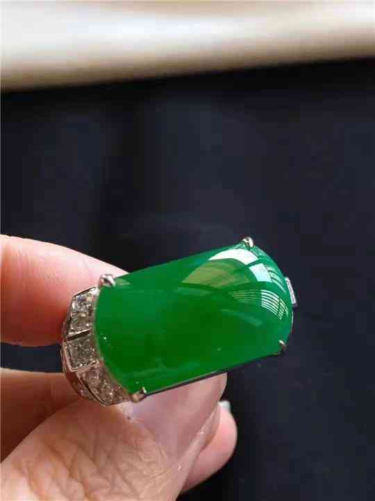 戀愛中戒指戴哪個(gè)手指(戀愛中戒指戴哪個(gè)手指女生圖片)