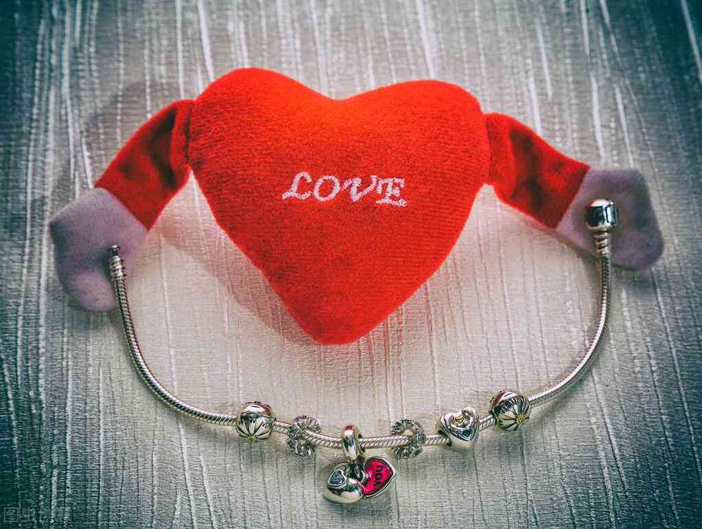 周大生是正規(guī)品牌嗎(周大生和周大福哪個(gè)好)