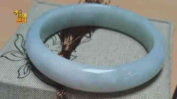 翡翠鐲子怎么保養(yǎng)更透亮(翡翠手鐲如何保養(yǎng)更透)