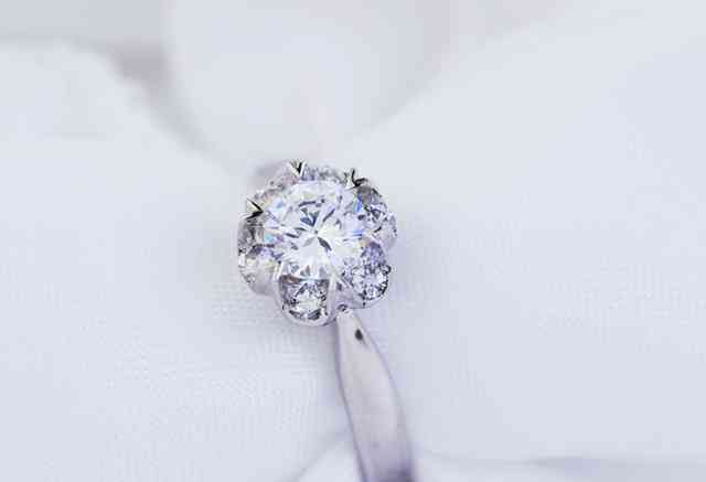 女生右手中指戴戒指不能追(女生右手中指戴戒指)