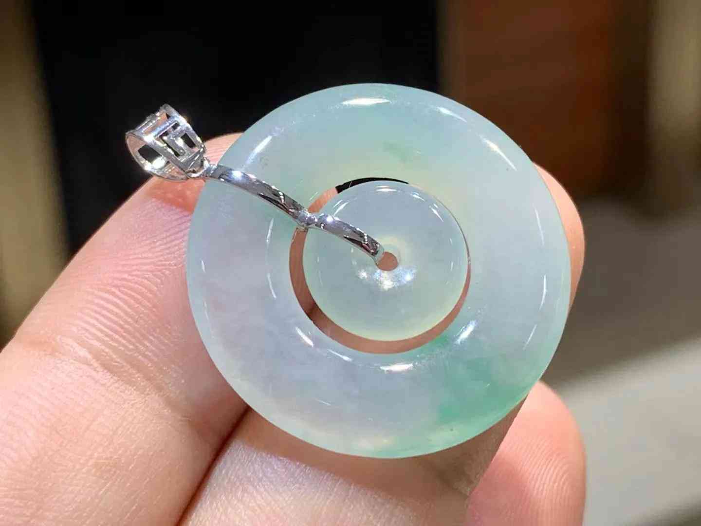 如何鑒別翡翠和玉(如何鑒別翡翠玉鐲)