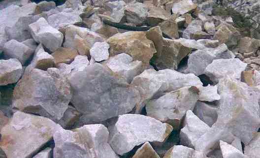 瑪瑙和玉的區(qū)別哪個(gè)好(瑪瑙和玉的區(qū)別哪個(gè)值錢)