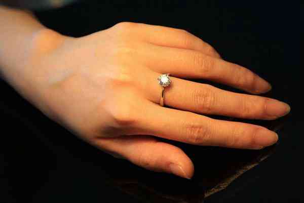 周大福黃金戒指男款(周大福金戒指男士)