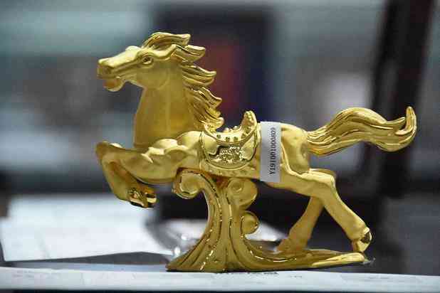 泰山玉手鐲(泰山玉手鐲帶了一段時(shí)間顏色淺了)