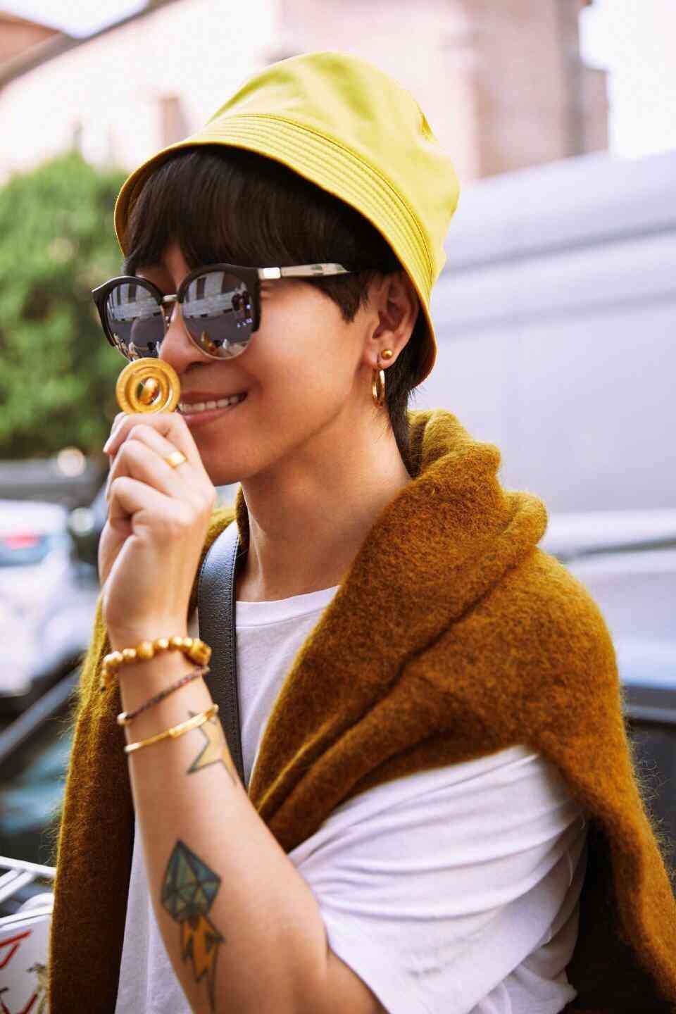 戒指應(yīng)該戴在哪只手(戒指應(yīng)該戴在哪只手指上代表單身)