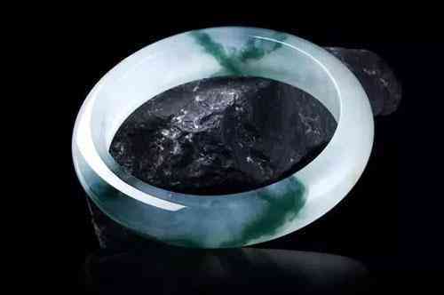 怎么辨別是不是天然翡翠(如何判斷是不是天然翡翠)