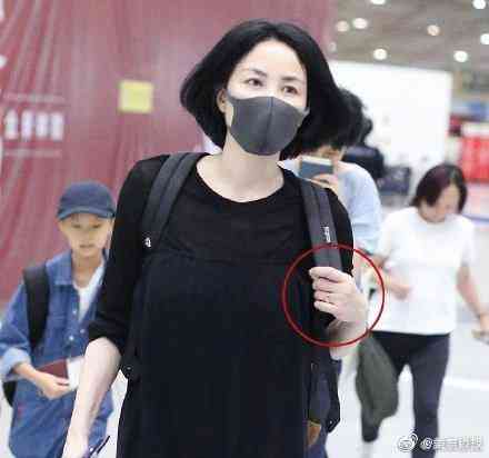 右手無名指戴戒指什么意思(女生左手食指和右手無名指戴戒指什么意思)