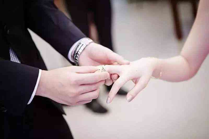 戒指戴哪個手比較好(戒指戴哪個手比較好單身)