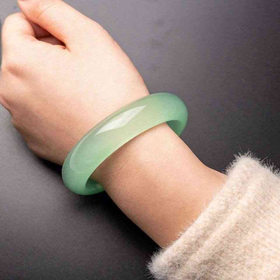 假的玉手鐲有什么特征(假的玉器手鐲一般是什么材料)