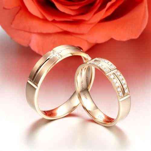 結(jié)婚戒指戴哪個手指的含義(結(jié)婚戒指戴哪個手指頭?)