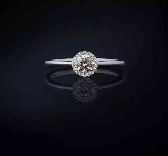 訂婚戒指一千多可以嗎(結(jié)婚時(shí)訂婚戒指怎么辦)