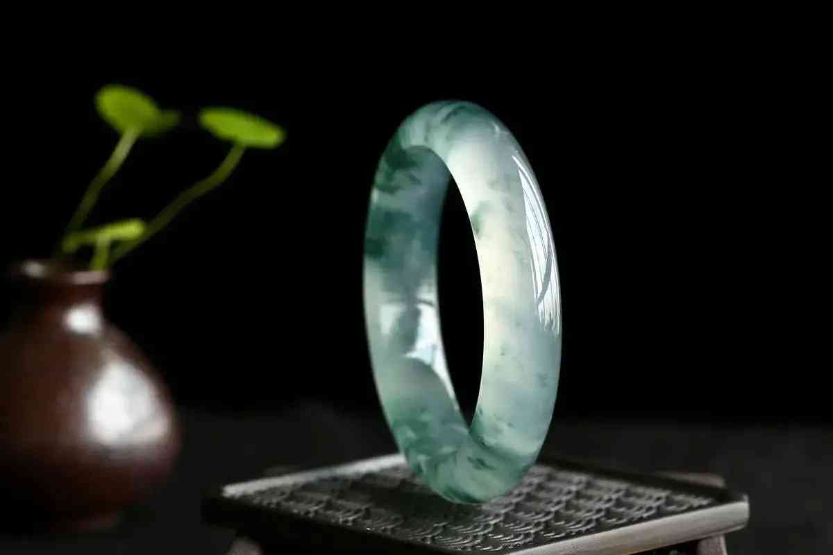 怎樣鑒定手鐲是玻璃還是翡翠(怎么看手鐲是不是玻璃制品)