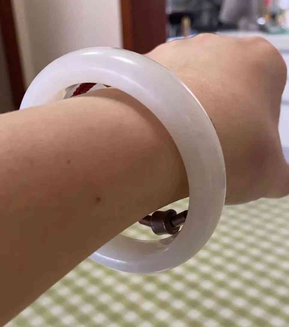 玉鐲多少錢一個(玉鐲多少錢一個知乎)