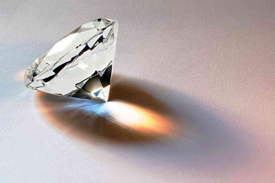 925銀莫桑鉆石一克拉多少錢(莫桑鉆能戴多久就不亮了)