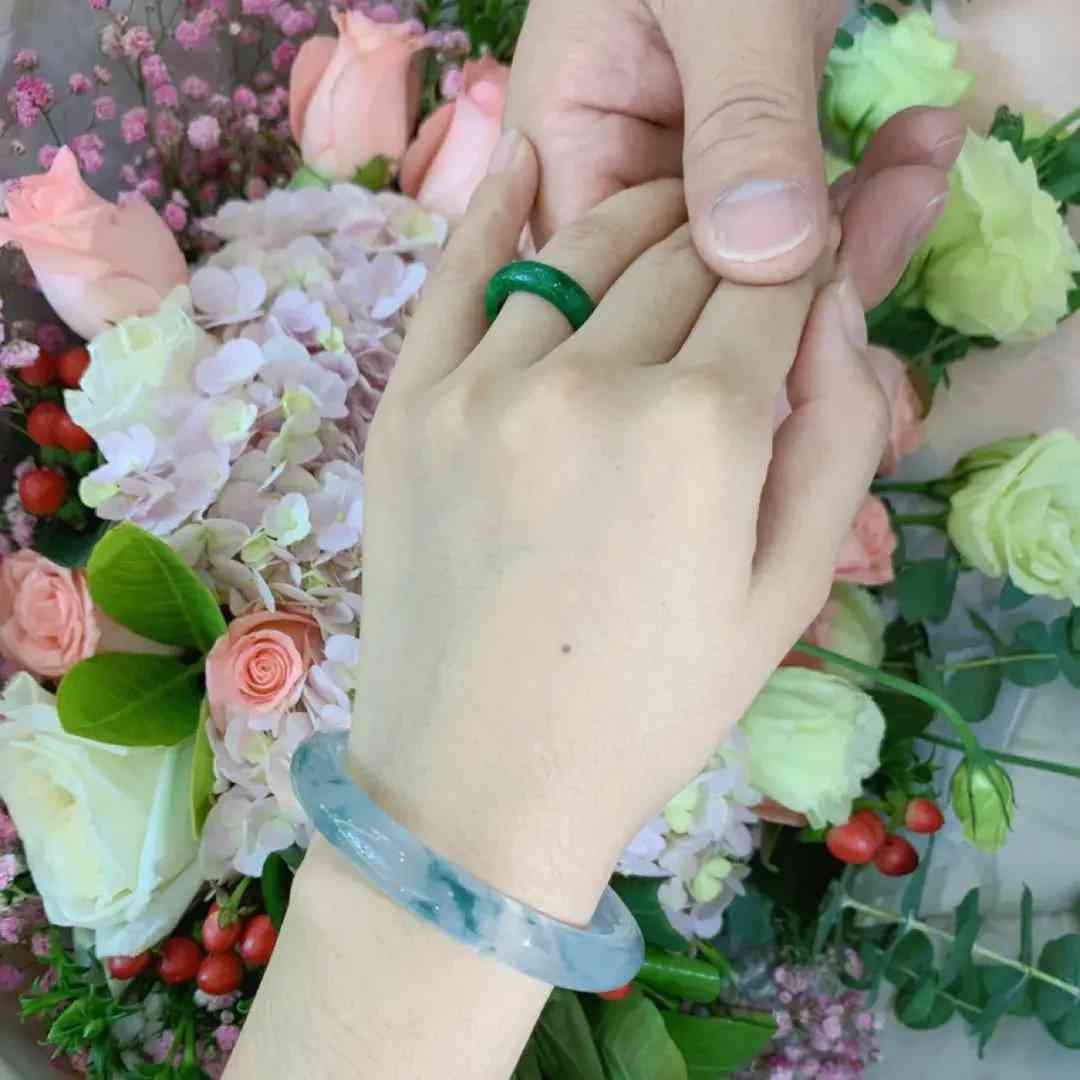 普通人怎么鑒別翡翠真假(用手機燈光鑒別翡翠)