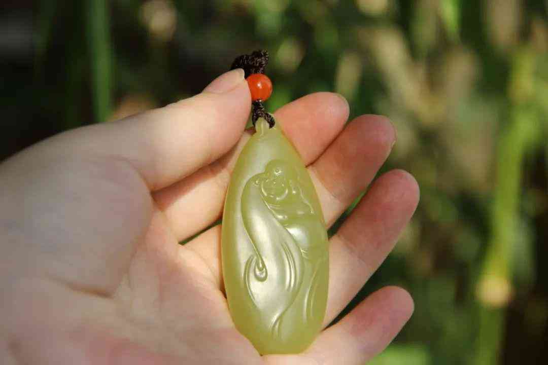 一般和田玉山料多少錢(正宗和田玉山料價(jià)錢)