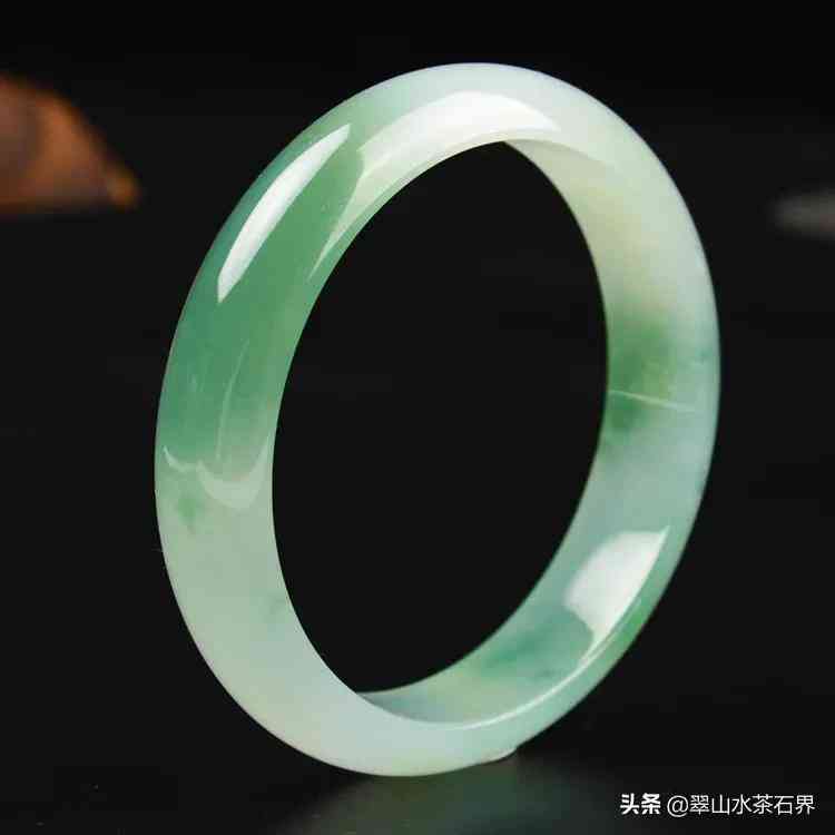 一個(gè)真正的翡翠吊墜大概價(jià)格(幾百塊錢的翡翠吊墜是真的嗎)