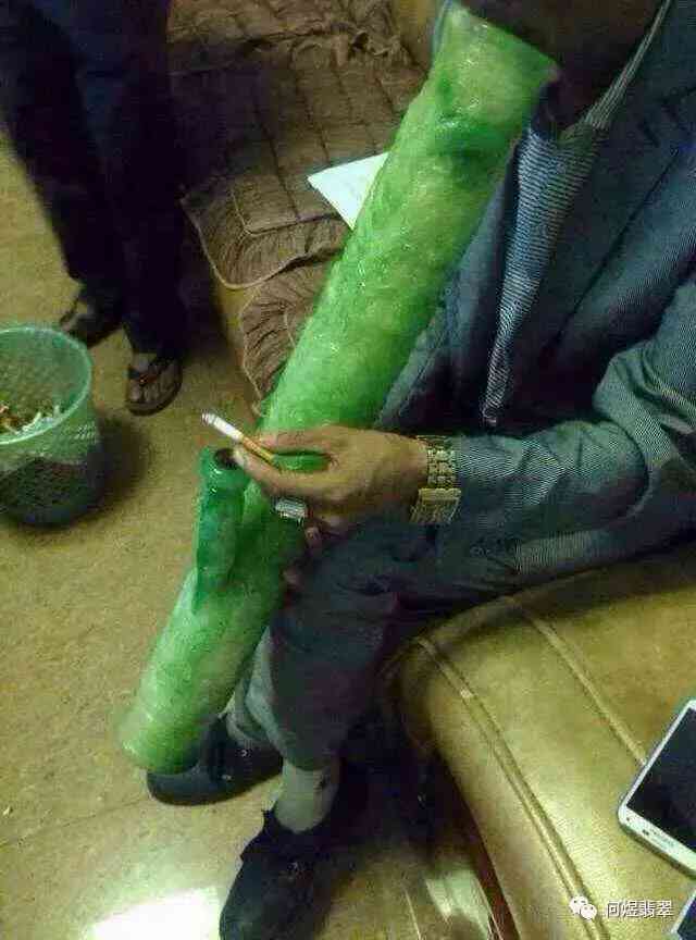 女人戴翡翠好還是玉好(玉和翡翠哪個對身體最好)