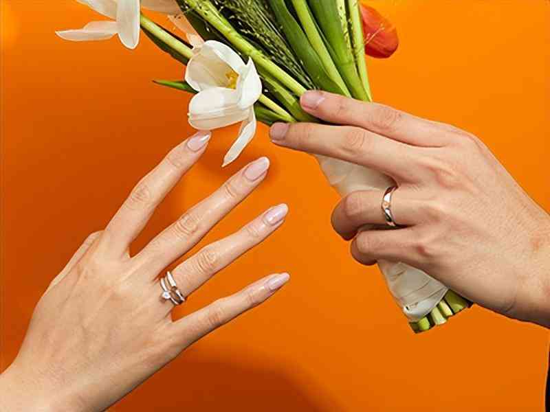結(jié)婚鉆戒對戒都要買嗎(結(jié)婚鉆戒有必要買嗎)