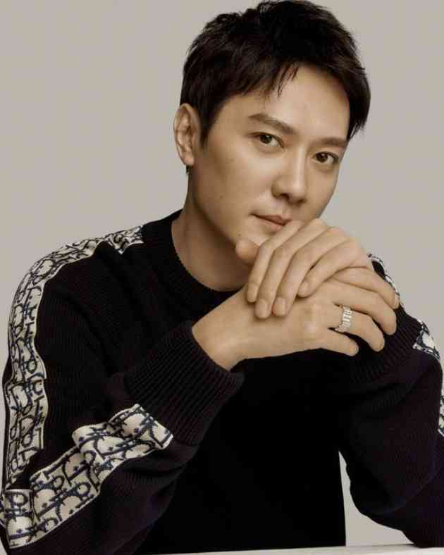 情侶戒指帶哪個(gè)手指頭(情侶戒指帶哪一個(gè)手指)