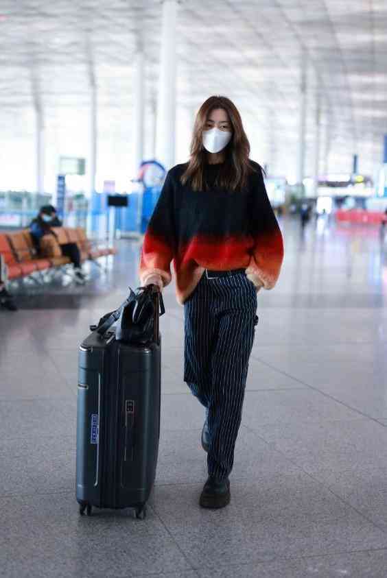 女生右手無(wú)名指戴戒指(女生右手無(wú)名指戴戒指代表什么意思)