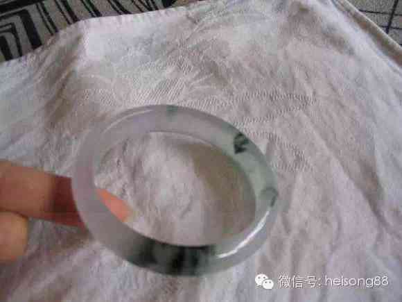 翡翠手鐲一般戴在哪只手上(翡翠手鐲戴在哪只手上好)