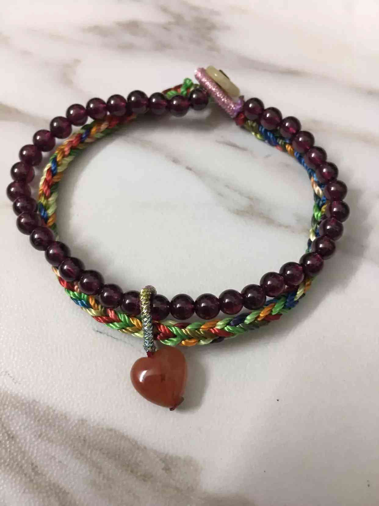 石榴石的寓意及佩戴禁忌(石榴石的寓意是什么意思)