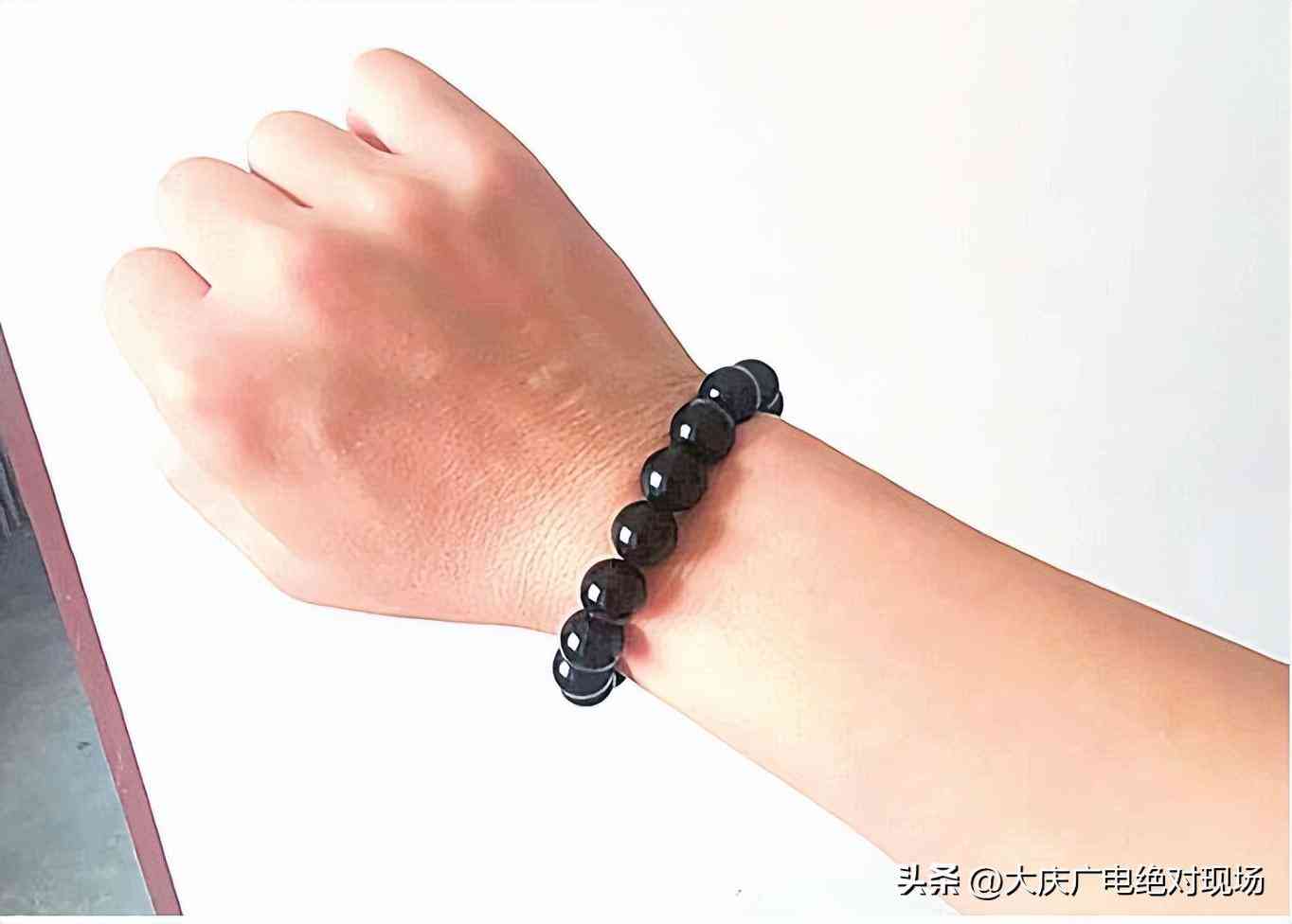 三種女人不宜戴玉鐲(女人戴什么手串最養(yǎng)人)