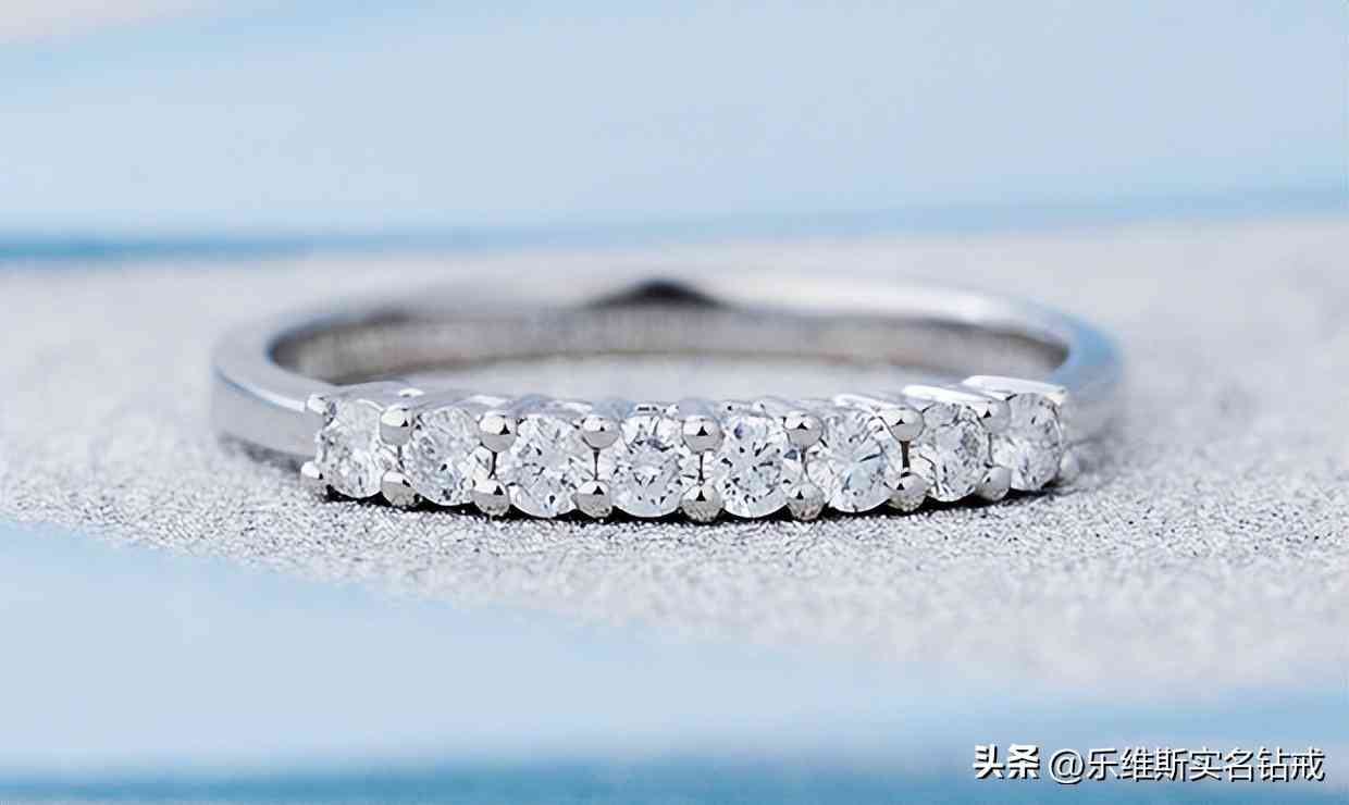 女生情侶戒指戴哪只手指(女生戴情侶戒指戴哪只手)