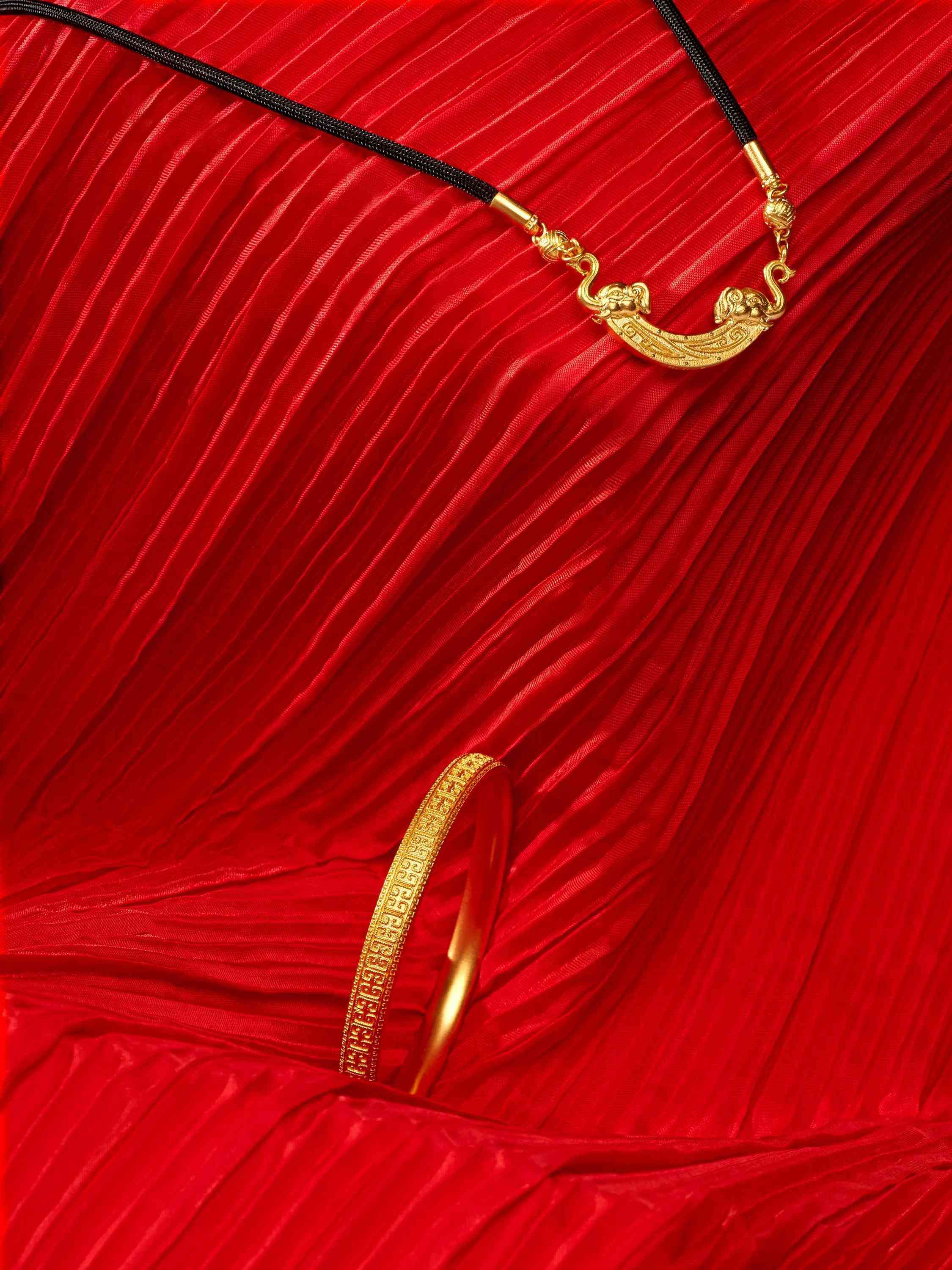 金耳釘怎么戴(金耳釘怎么戴好看圖片)