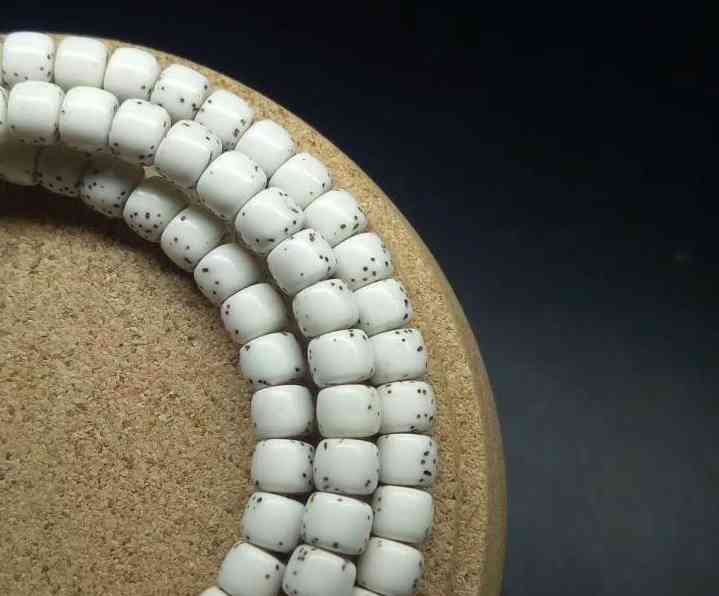 紅瑪瑙手串的寓意(紅瑪瑙手串的寓意與功效)