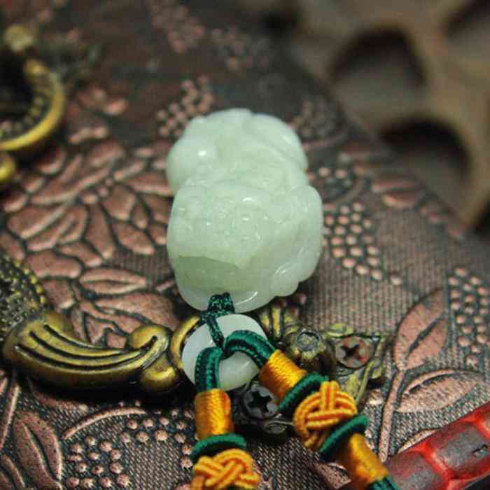 佩戴翡翠貔貅的功效與作用(翡翠貔貅吊墜的寓意是什么)