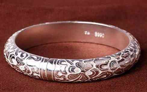 銀手鐲變黑怎么清洗(銀手鐲變黑怎么清洗沒有錫紙)