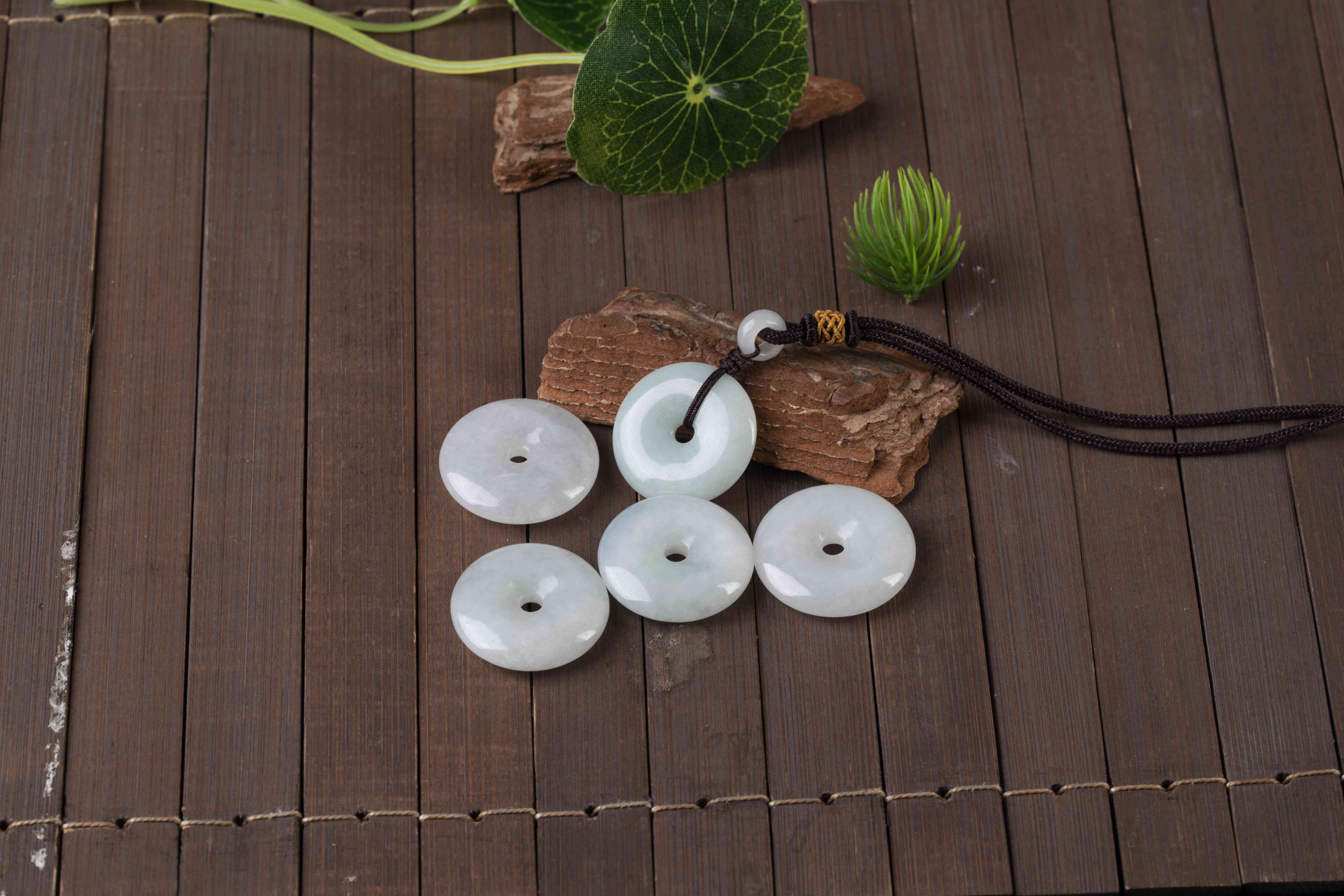 關(guān)于翡翠手鐲知識(shí)(關(guān)于翡翠手鐲知識(shí)的書(shū)籍)